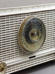 Vintage 1960s RCA Victor Plastic Body « Champagne White » Radio – *NO POWER*