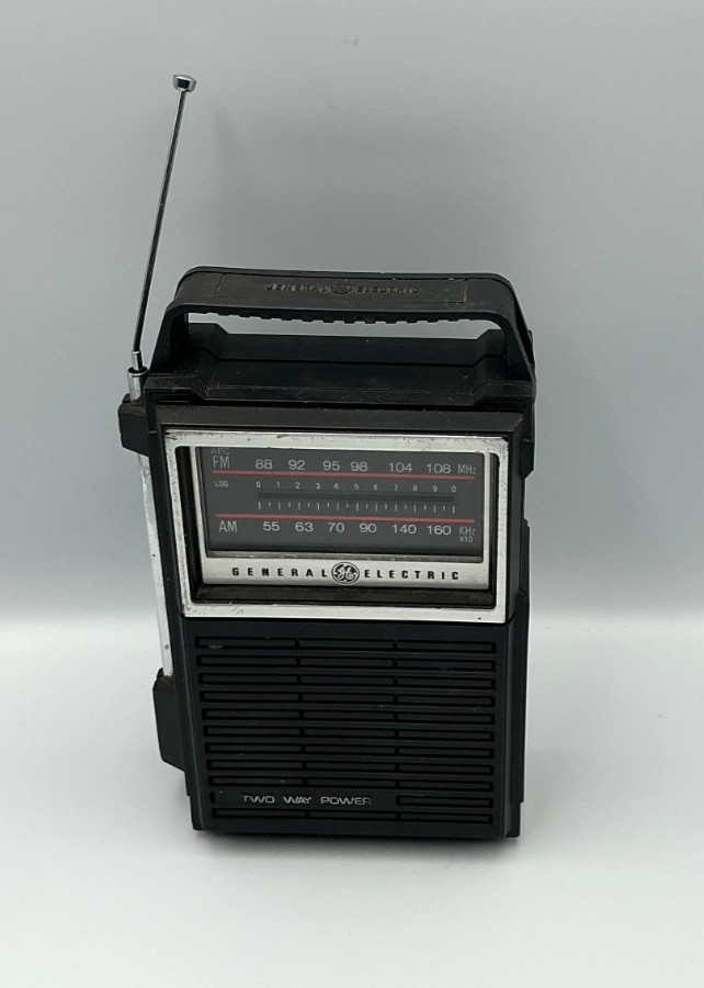 Vintage AM/FM Portable Radio GE model no.7-2800B AS IS