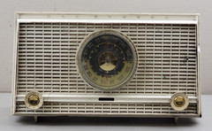 Vintage 1960s RCA Victor Plastic Body « Champagne White » Radio – *NO POWER*