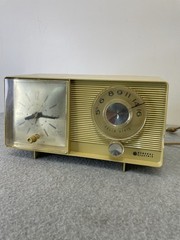 Vintage GENERAL ELECTRIC Beige AM alarm CLOCK RADIO 1960&rsquo;s Working