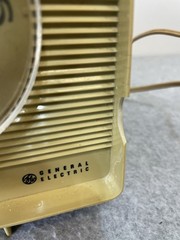 Vintage GENERAL ELECTRIC Beige AM alarm CLOCK RADIO 1960&rsquo;s Working