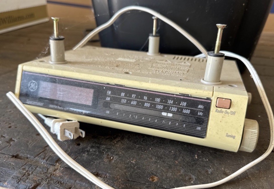 Vintage Radio GE Spacemaker Undercabinet AM/FM Radio/Clock Model
