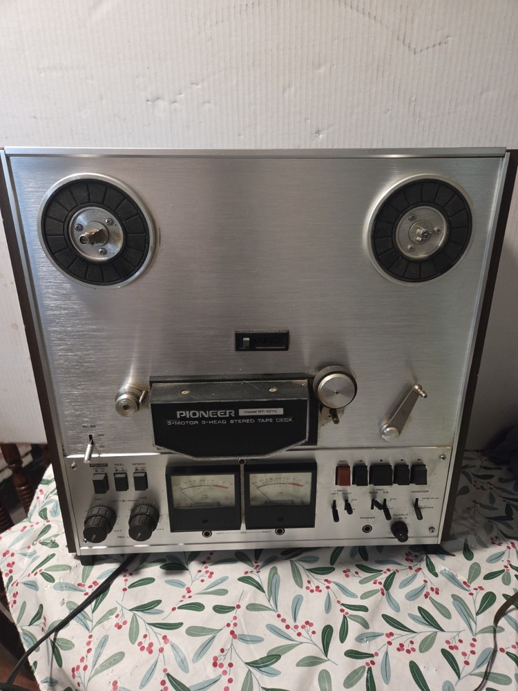 Pioneer RT-1011L Reel to Reel Powers On