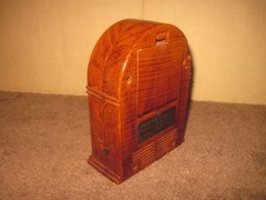 Plastic Cathedral Style Tabletop AM/FM Radio with Tuning & Volume Controls WORKS