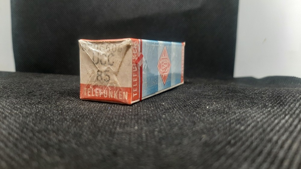 UCC85 TELEFUNKEN TUBE UNOPENED BOX n1121