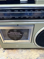 1980’s GE General Electric AM/FM Radio Cassette Recorder Model Beige Works !