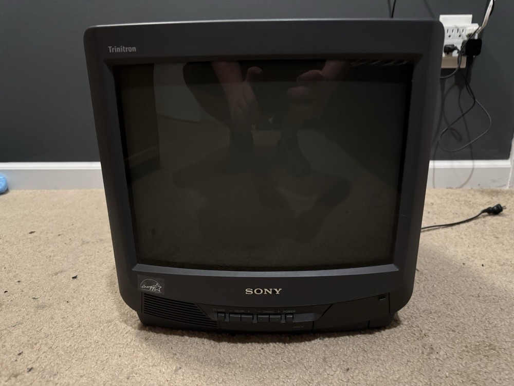 Sony Trinitron 13&Prime; model KV-13M42 2002 Retro gaming TV With Remote Working