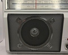 Vintage Radio Shack Realistic 12-625 Portable AM/FM. AC/DC Radio *Needs Antenna