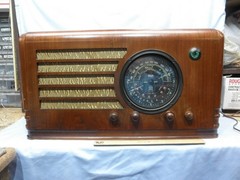 UNIQUE, UNKNOWN 1937 DELCO RU-1142 CONSOLE in a TABLETOP 8 TUBE RADIO-SERVICED