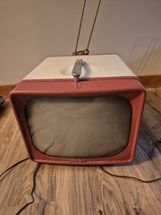 Vintage 1956 General Electric 14T009 « M Line » Portable TV – Two-Tone Red/White