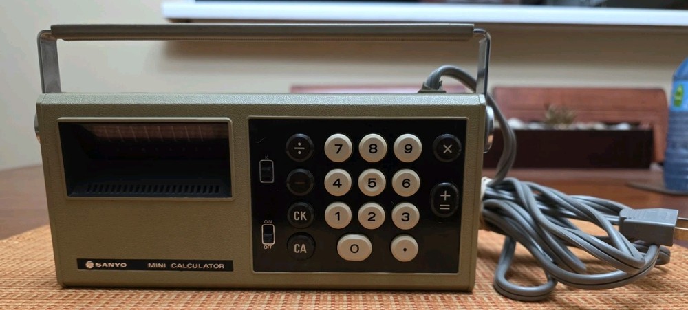Rare Vintage Sanyo Mini Electronic Desktop Calculator Model ICC-811 Tested Works