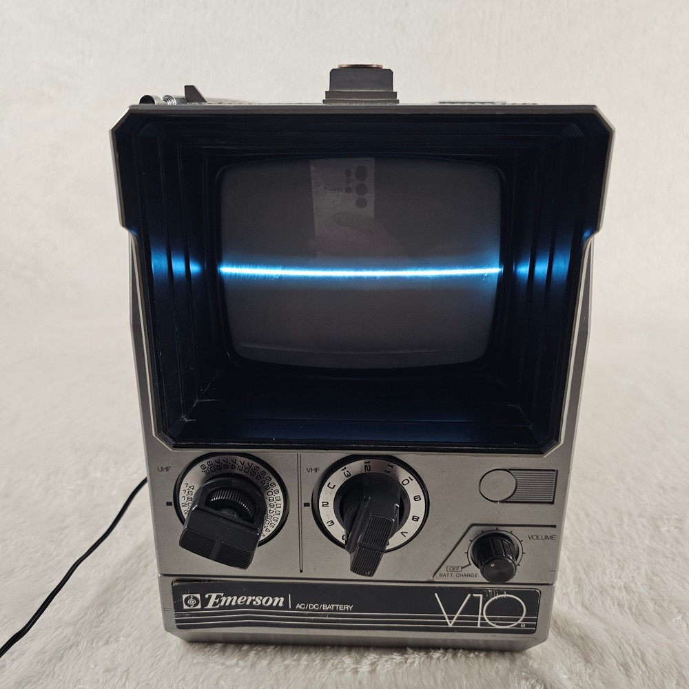 Vintage Emerson V-10 Portable Television from 1982 – AC/DC/Battery – 5&Prime;