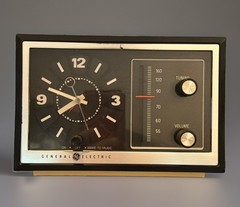 Vintage 1970 General Electric Analog Clock Radio Model C2425A Tested & Works.