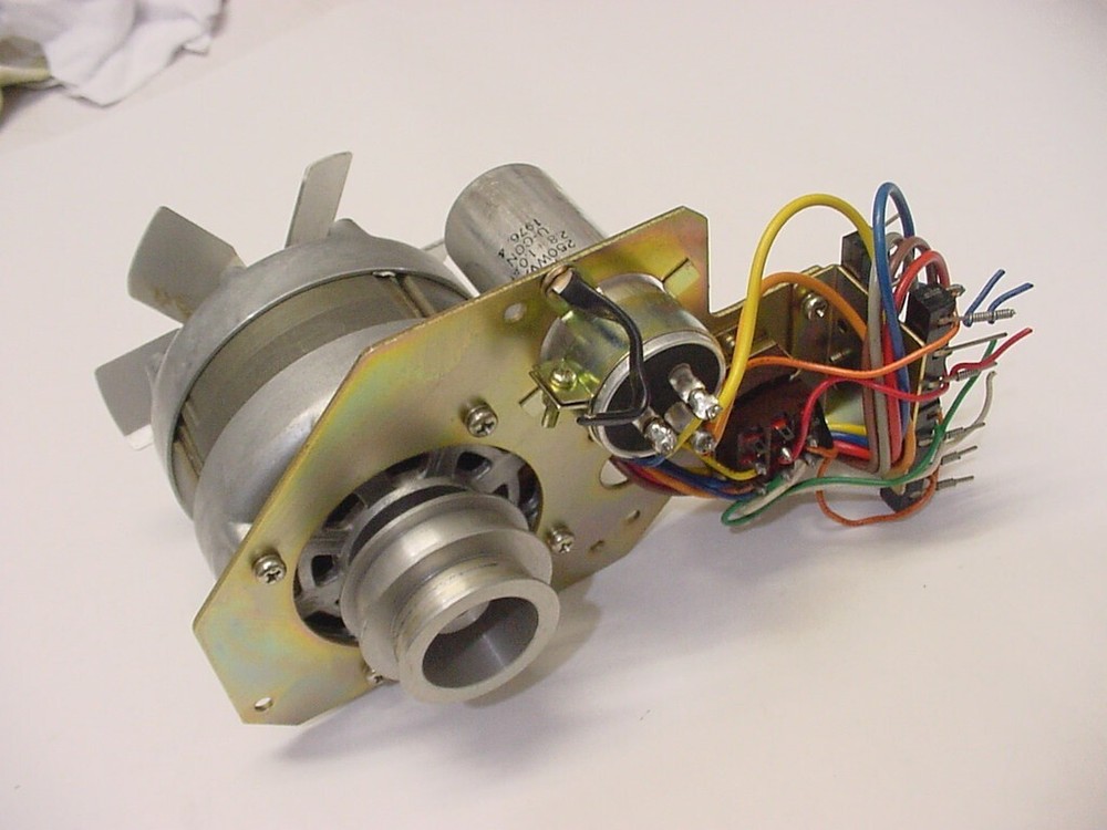 PIONEER RT-1020L TAPE RECORDER CAPSTAN MOTOR WITH PULLEY ASSEMBLY