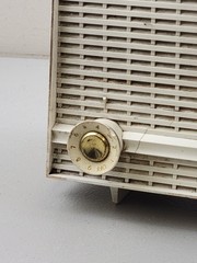 Vintage 1960s RCA Victor Plastic Body « Champagne White » Radio – *NO POWER*