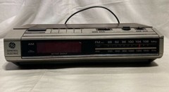Vtg. GE FM /AM Woodgrain Clock Radio with Alarm Model# 7-4634B Malaysia