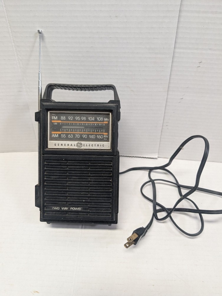 General Electric Portable AM FM Radio Model 7-2800A Black AC Battery Telescopic
