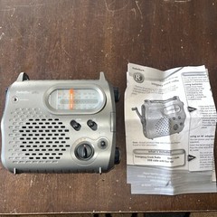 Radio Shack Model 20-238 Portable Emergency Radio w Dynamo Crank – AM/FM/SW1/SW2