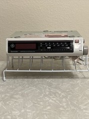 GE « Spacemaker » Under Cabinet Kitchen Radio with Clock Model 7-4212B  Vintage