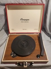 VINTAGE CHAMPAGNE BUILTIN SPEAKER TURNTABLE RECORD PLAYER MODEL 136K