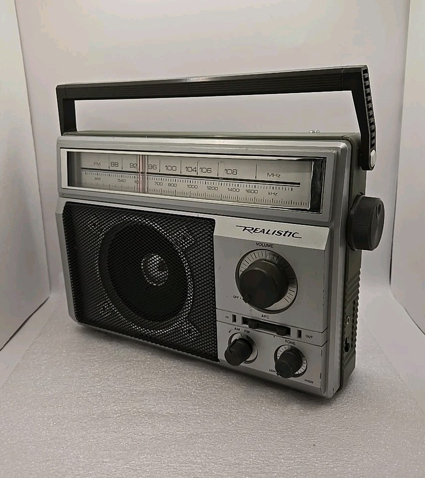 Vintage Radio Shack Realistic 12-625 Portable AM/FM. AC/DC Radio *Needs Antenna