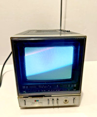 Vintage REALISTIC 16-107 5&Prime; Portavision Portable Color TV CRTV Works