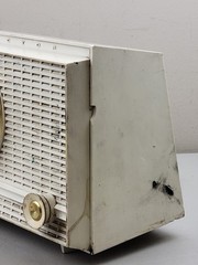 Vintage 1960s RCA Victor Plastic Body « Champagne White » Radio – *NO POWER*