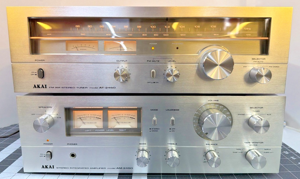 VINTAGE AKAI AM-2450 STEREO INTEGRATED AMP & AKAI AT-2450 AM/FM TUNER COMB(7744)