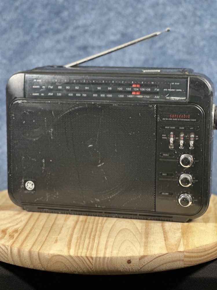 GE Superadio 7-2887B AM/FM Wide Band Long Range Hi-Performance Radio Powers On
