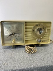 Vintage GENERAL ELECTRIC Beige AM alarm CLOCK RADIO 1960&rsquo;s Working