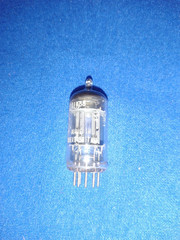 MULLARD 12AU7 / ECC82, k61 LONG PLATE SHIELD LOGO AUDIO PREAMPLIFIER TUBE