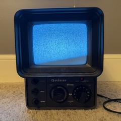 Vintage 1970&rsquo;s QUASAR Tri-Power AC/DC Battery Portable 7&Prime; TV XP1777PE – WORKS