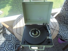 Vintage Emerson A-25A Swingmate Portable Record Player Works great..READ
