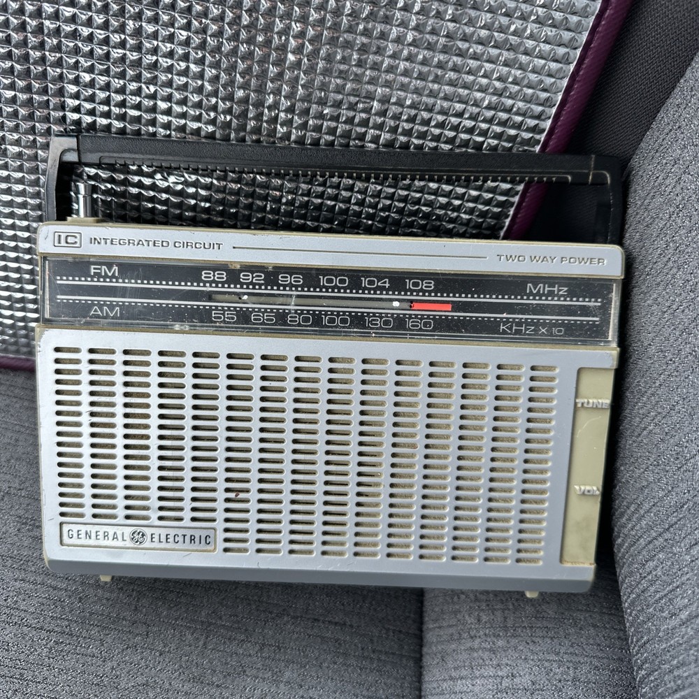 Vintage Radio General Electric 7-2650A AM/FM Battery and Cord Tested/Working