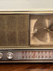 Vintage General Electric Table Radio Model C2535A Buff Plastic W/ Clock (Read)