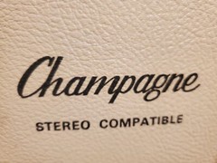VINTAGE CHAMPAGNE BUILTIN SPEAKER TURNTABLE RECORD PLAYER MODEL 136K