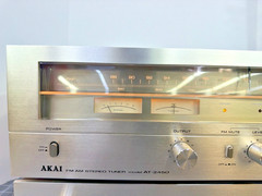 VINTAGE AKAI AM-2450 STEREO INTEGRATED AMP & AKAI AT-2450 AM/FM TUNER COMB(7744)
