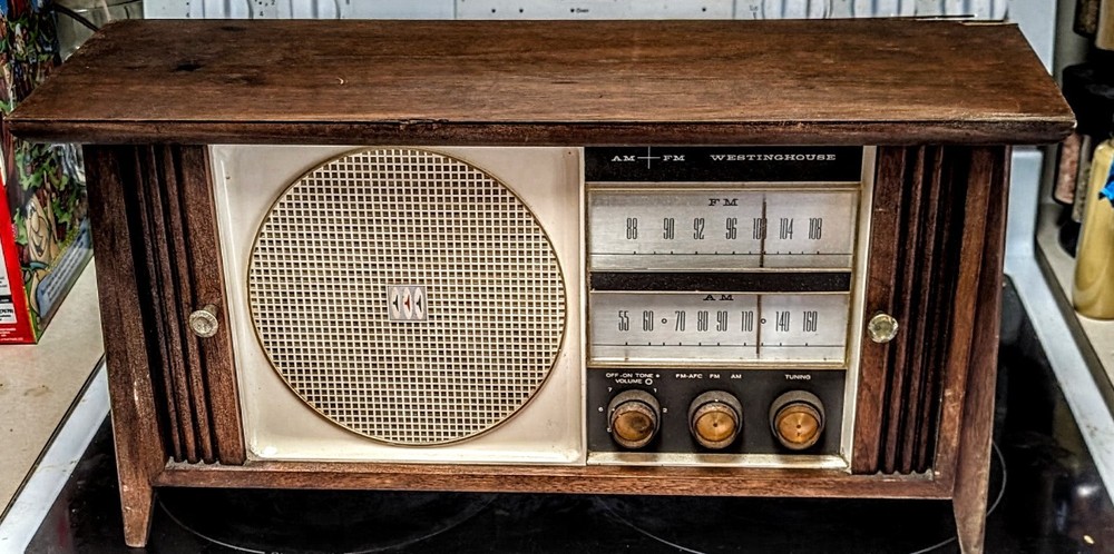 Westinghouse AM/FM Table Radio H779N7 Contemporary Walnut Wood Cabinet