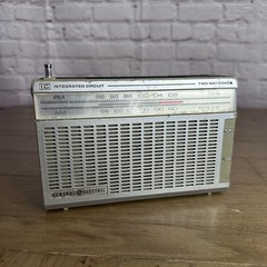 vintage General Electric 7-2650A AM/FM radio Working. Batteries Only – No Chord