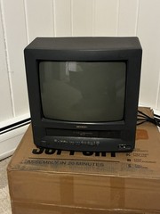 EXCELLENT VINTAGE SHARP MODEL 13VT-J100 TV/VCR COMBO, WORKS FOR GAMES, READ DESC