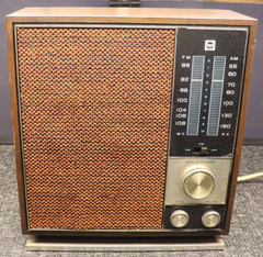 Vintage MCM 1968 Walnut Panel RCA Radio,Model RLC40W Works Great !!