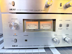 VINTAGE AKAI AM-2450 STEREO INTEGRATED AMP & AKAI AT-2450 AM/FM TUNER COMB(7744)