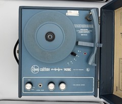 Vintage Califone Turntable 1420k Portable record player 4 speed phonograph Case