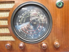 UNIQUE, UNKNOWN 1937 DELCO RU-1142 CONSOLE in a TABLETOP 8 TUBE RADIO-SERVICED