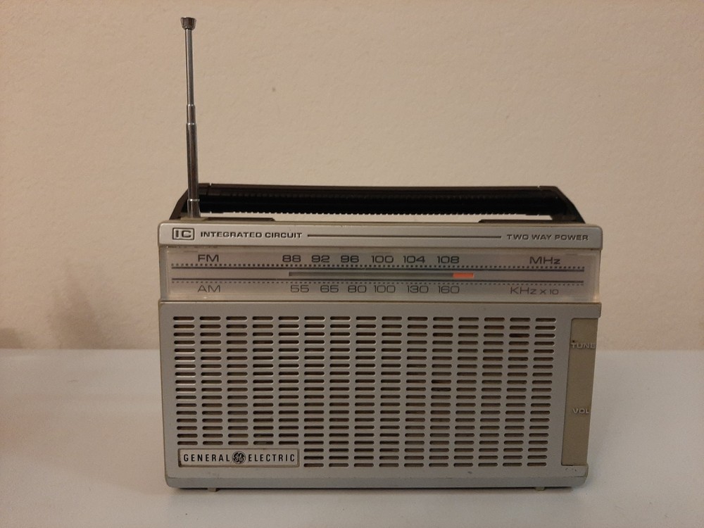 Vintage 1981 General Electric GE 7-2650A Portable AM/FM Radio 2-Way Power WORKS!