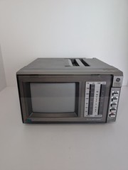 Vtg General Electric Spacemaker Color Television w/ AM/FM Radio 7-7650B Works