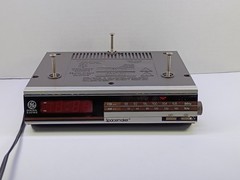 Vintage General Electric Spacemaker Clock Radio Tested Works
