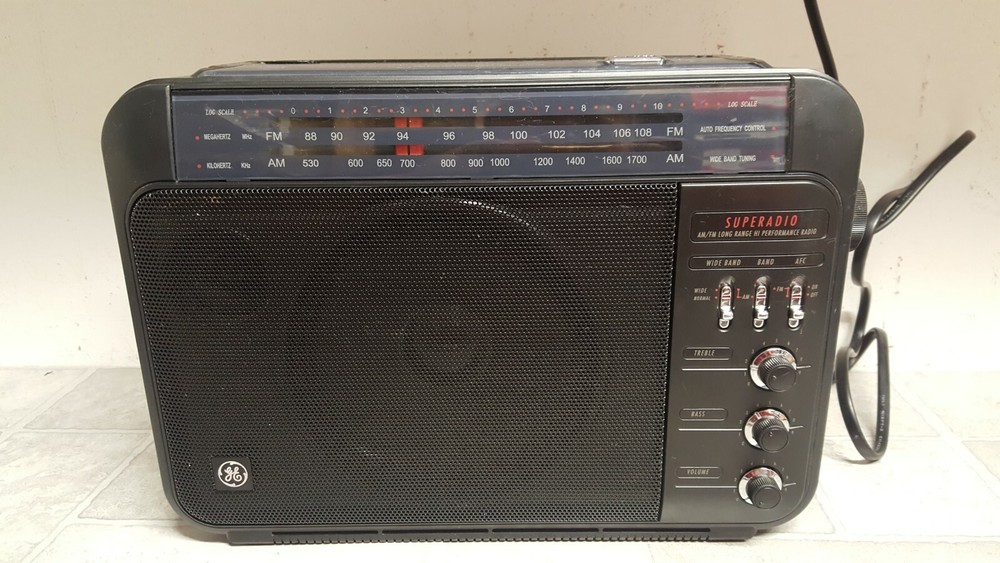 Vintage GE Superadio AM/FM Stereo Boom Box 7-2887B NO BATTERIES Read)