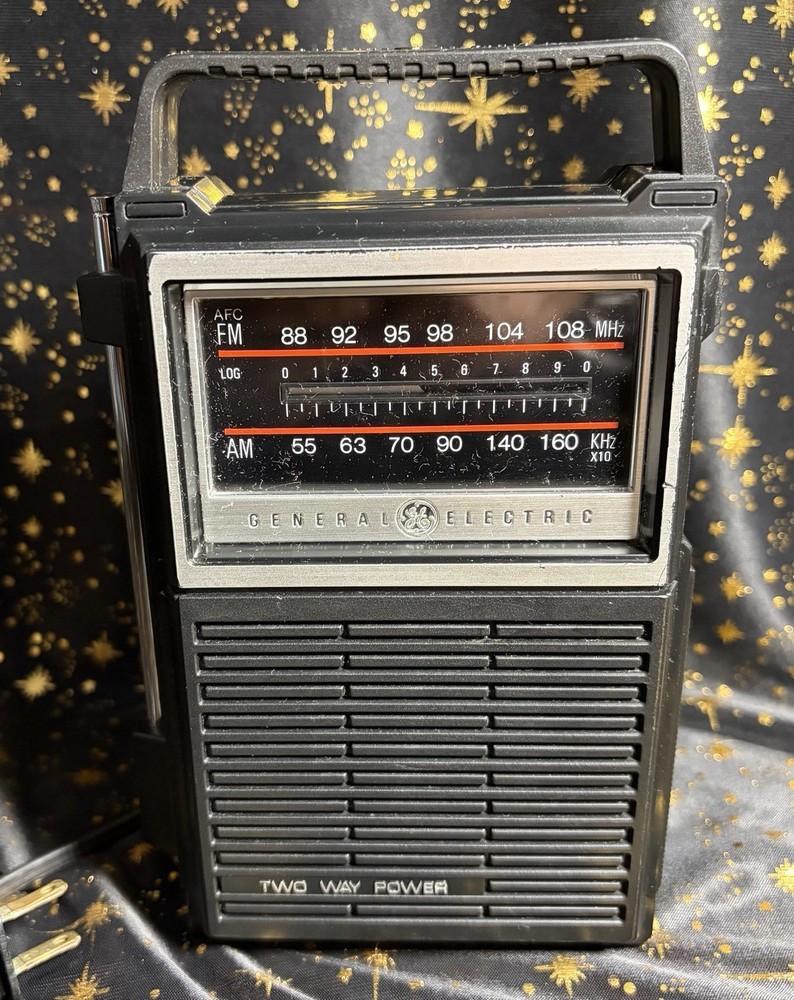 Vintage (1981) General Electric Two-Way-Power AM/FM Radio 7-2800 B