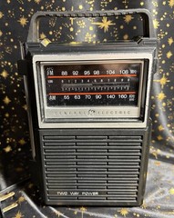 Vintage (1981) General Electric Two-Way-Power AM/FM Radio 7-2800 B